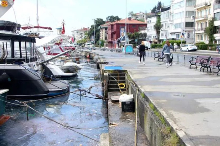 Yer: İstanbul... Denizin dibi kirlilikten görünmüyor!