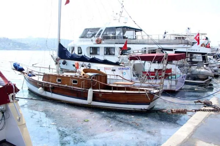 Yer: İstanbul... Denizin dibi kirlilikten görünmüyor!