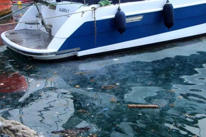 Yer: İstanbul... Denizin dibi kirlilikten görünmüyor!