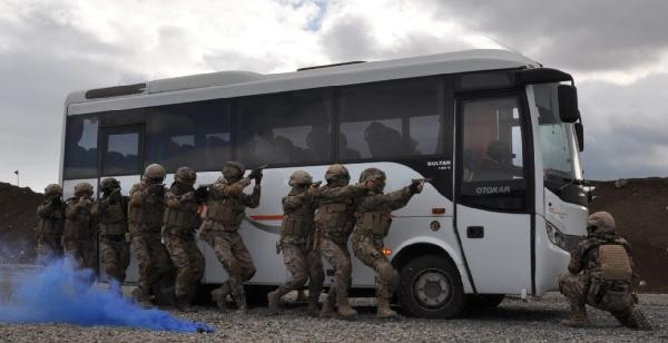 Özel harekat polislerinin nefes kesen tatbikatı