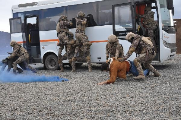 Özel harekat polislerinin nefes kesen tatbikatı