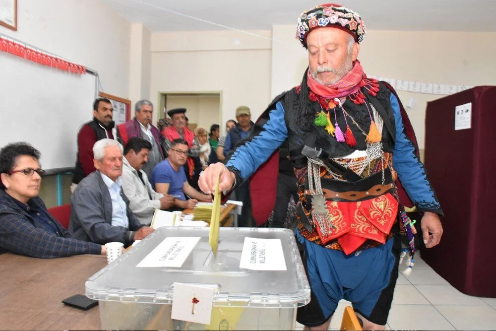 Sandık başından renkli kareler: Hacivat da var, Yeniçeri de...