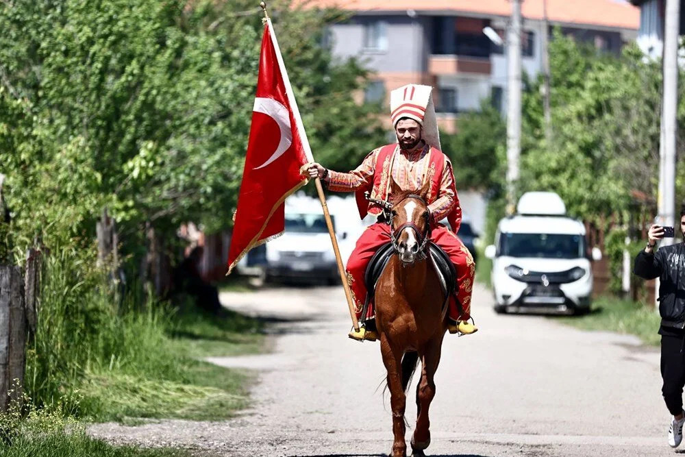 Sandık başından renkli kareler: Hacivat da var, Yeniçeri de...