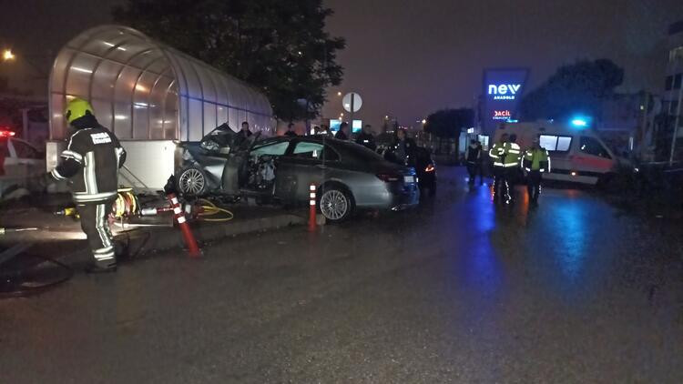 Bursa'da otomobil, metro istasyonunun alt geçidine çarptı: 3 ölü