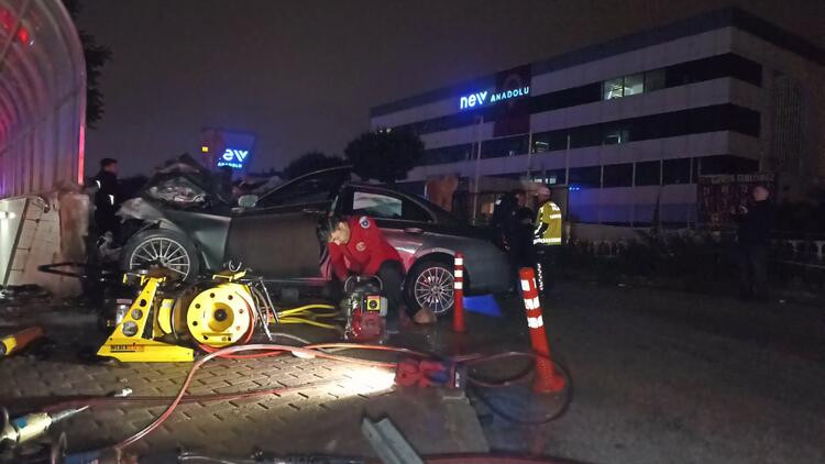 Bursa'da otomobil, metro istasyonunun alt geçidine çarptı: 3 ölü