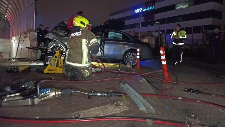 Bursa'da otomobil, metro istasyonunun alt geçidine çarptı: 3 ölü