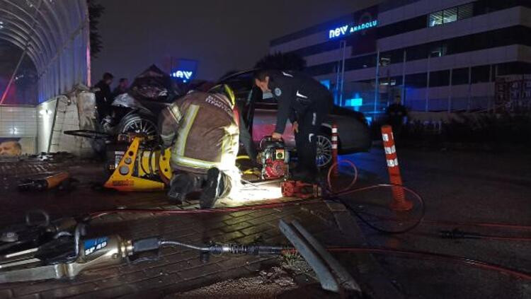 Bursa'da otomobil, metro istasyonunun alt geçidine çarptı: 3 ölü