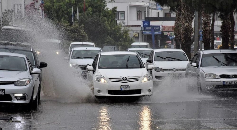 Adana, Mersin, Bodrum ve Osmaniye'de sağanak hayatı felç etti