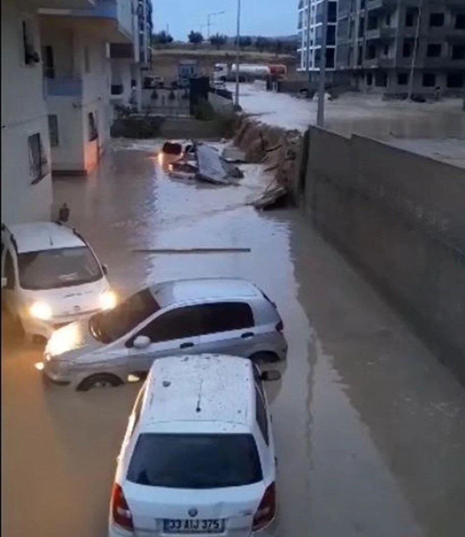 Adana, Mersin, Bodrum ve Osmaniye'de sağanak hayatı felç etti