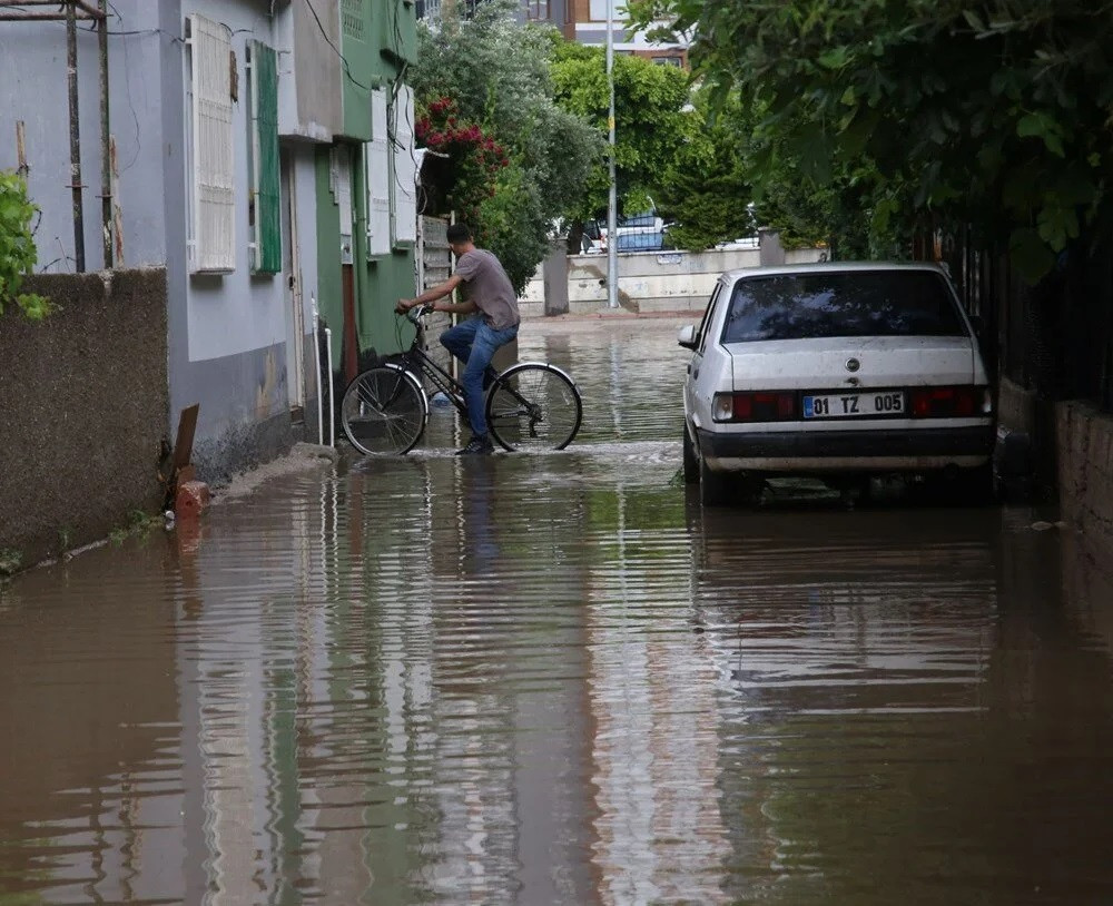 Adana, Mersin, Bodrum ve Osmaniye'de sağanak hayatı felç etti