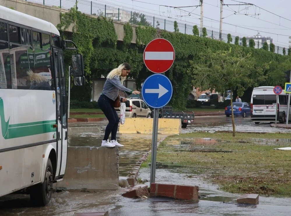 Adana, Mersin, Bodrum ve Osmaniye'de sağanak hayatı felç etti