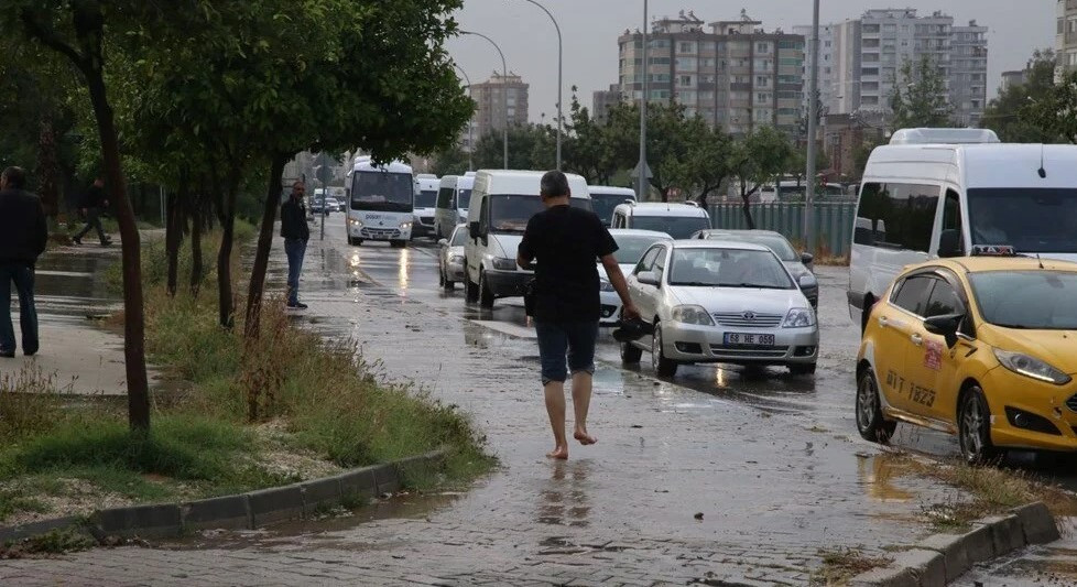 Adana, Mersin, Bodrum ve Osmaniye'de sağanak hayatı felç etti