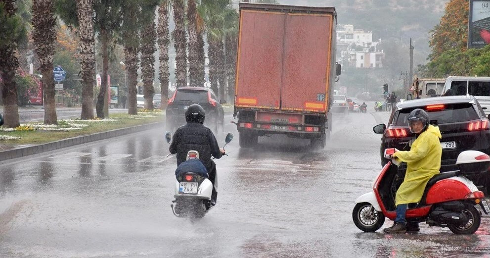 Adana, Mersin, Bodrum ve Osmaniye'de sağanak hayatı felç etti