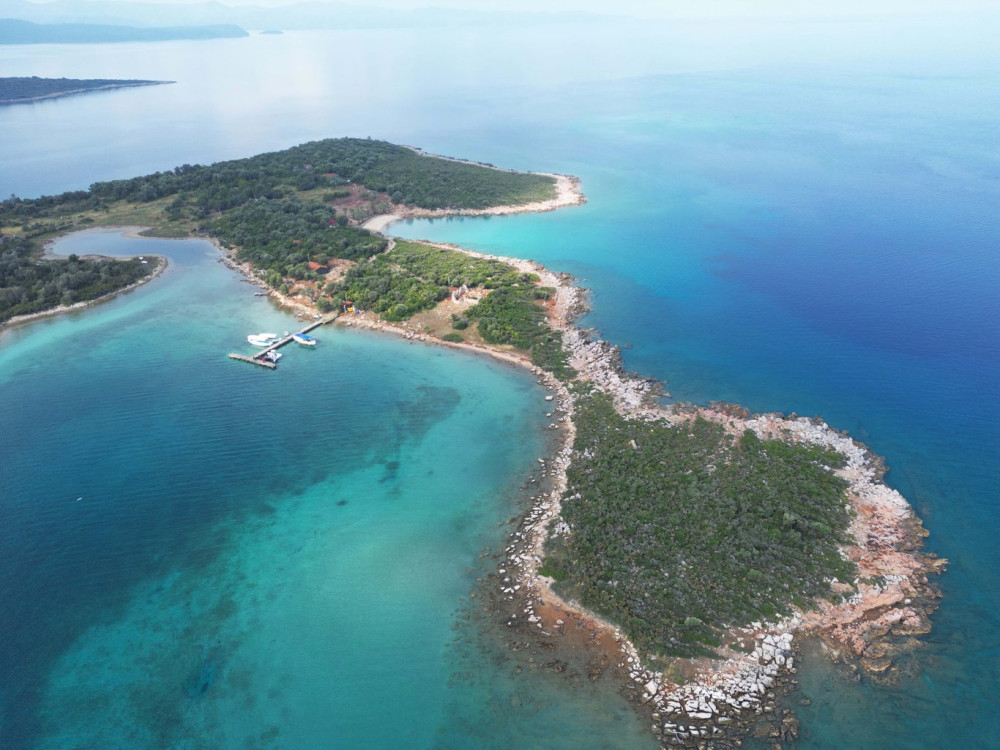 Havlu sermek, terlikle girmek yasak: Etrafı halatlarla çevrili!