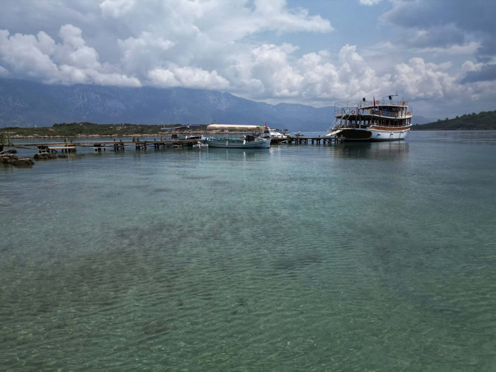 Havlu sermek, terlikle girmek yasak: Etrafı halatlarla çevrili!