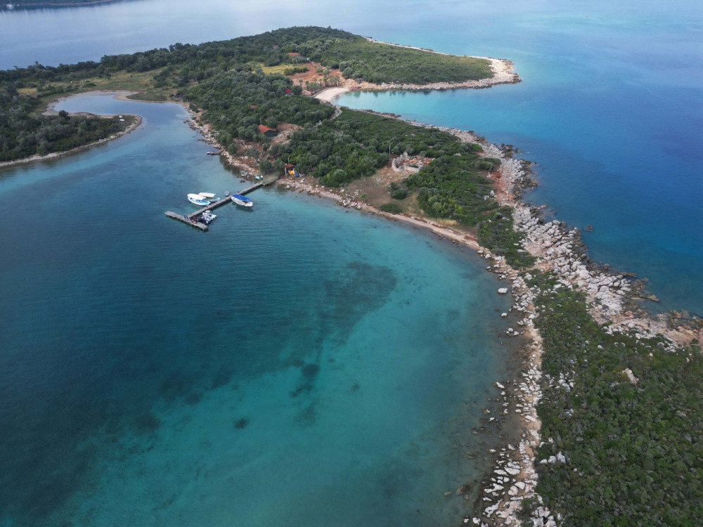 Havlu sermek, terlikle girmek yasak: Etrafı halatlarla çevrili!