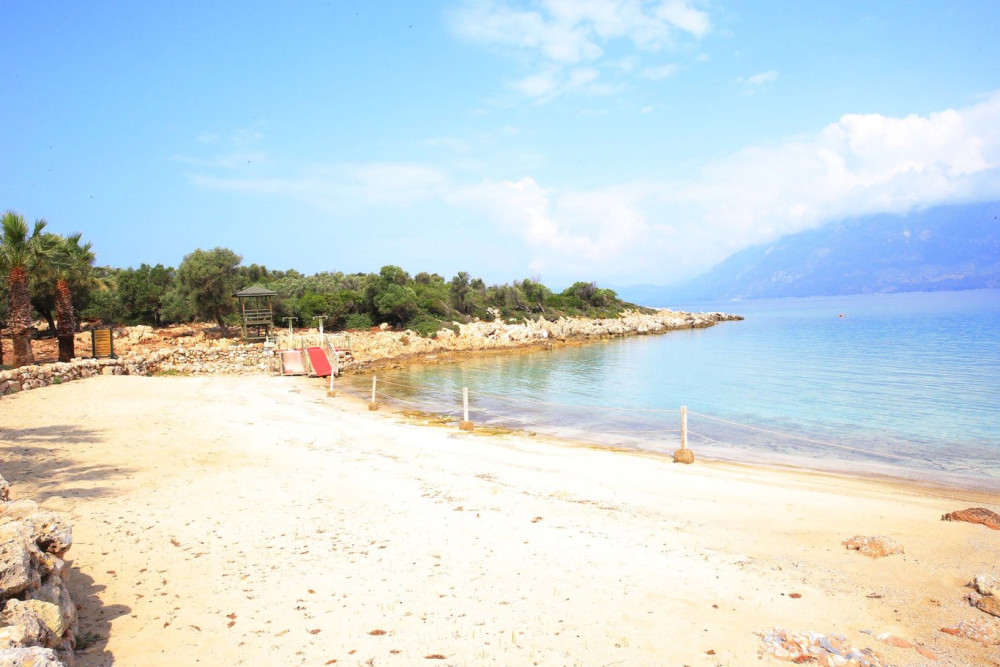 Havlu sermek, terlikle girmek yasak: Etrafı halatlarla çevrili!