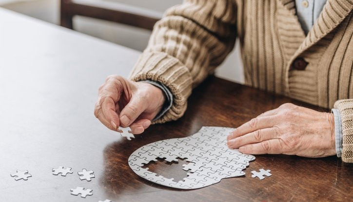 Alzheimer 20 yıl önce bu belirtiyle sinyal veriyor: Bu besin riski sıfırlıyor!