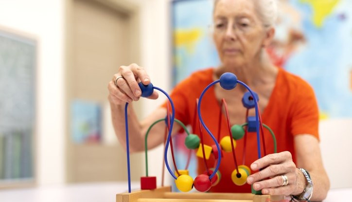 Alzheimer 20 yıl önce bu belirtiyle sinyal veriyor: Bu besin riski sıfırlıyor!