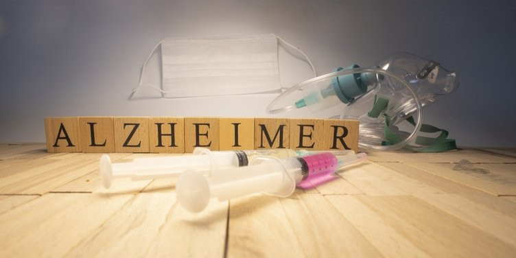 Alzheimer 20 yıl önce bu belirtiyle sinyal veriyor: Bu besin riski sıfırlıyor!