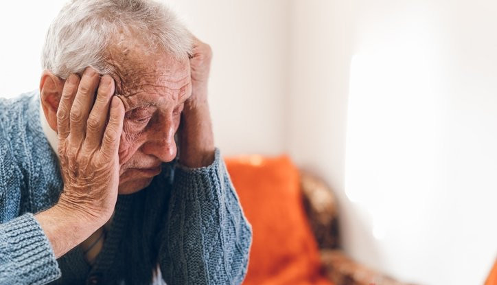 Alzheimer 20 yıl önce bu belirtiyle sinyal veriyor: Bu besin riski sıfırlıyor!