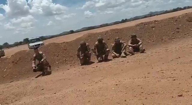 Afrika'da işler tersine döndü: Fransız askerlere gözaltı!