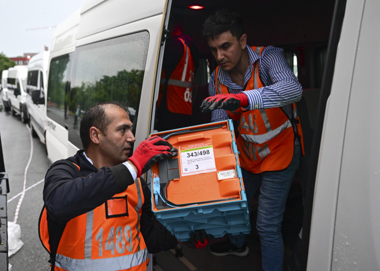 ÖSYM'nin YKS için yürüttüğü yüksek güvenlikli sınav operasyonu görüntülendi