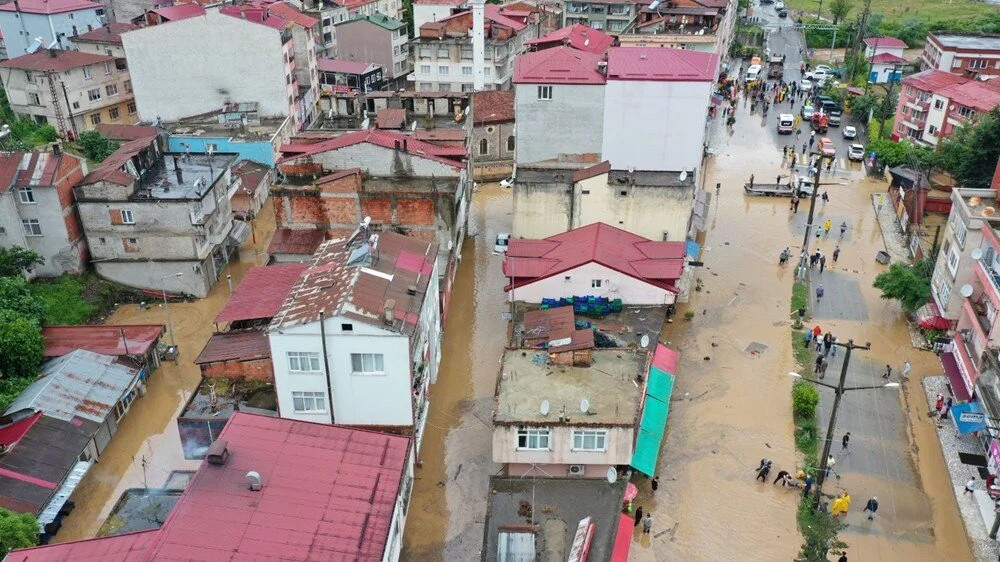 Karadeniz'i yine sel vurdu: Kayıp bir kişi aranıyor!