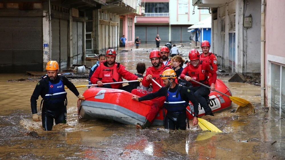 Karadeniz'i yine sel vurdu: Kayıp bir kişi aranıyor!