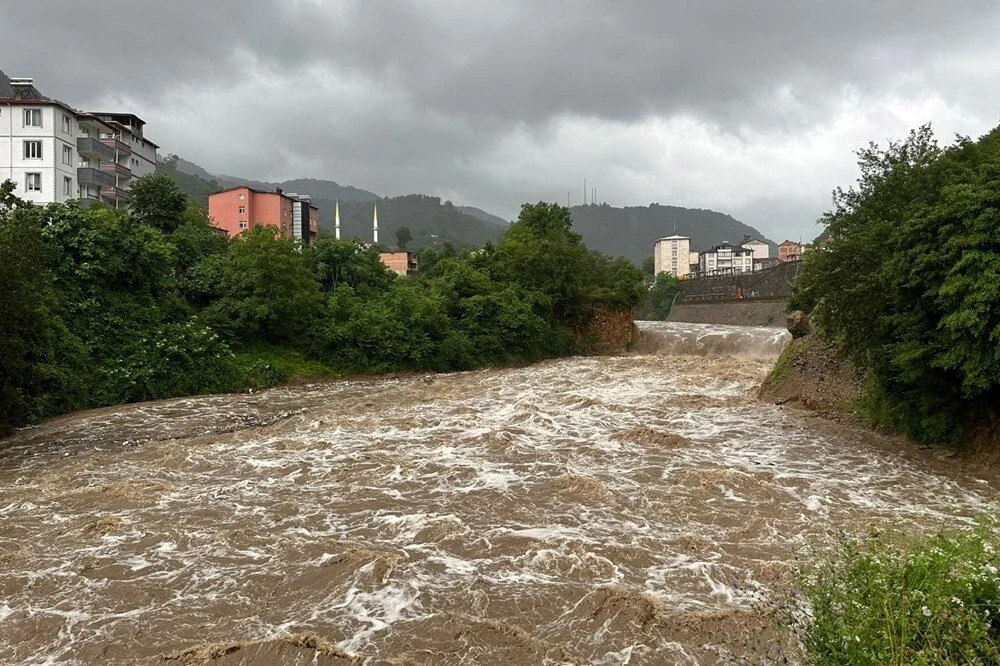 Karadeniz'i yine sel vurdu: Kayıp bir kişi aranıyor!