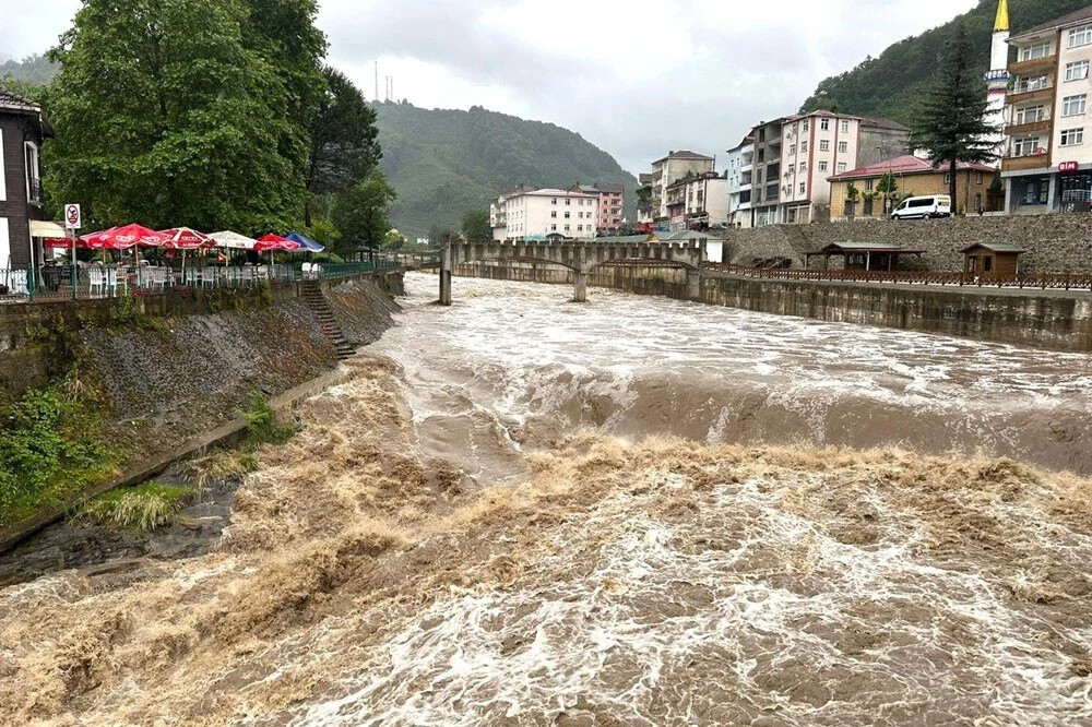 Karadeniz'i yine sel vurdu: Kayıp bir kişi aranıyor!