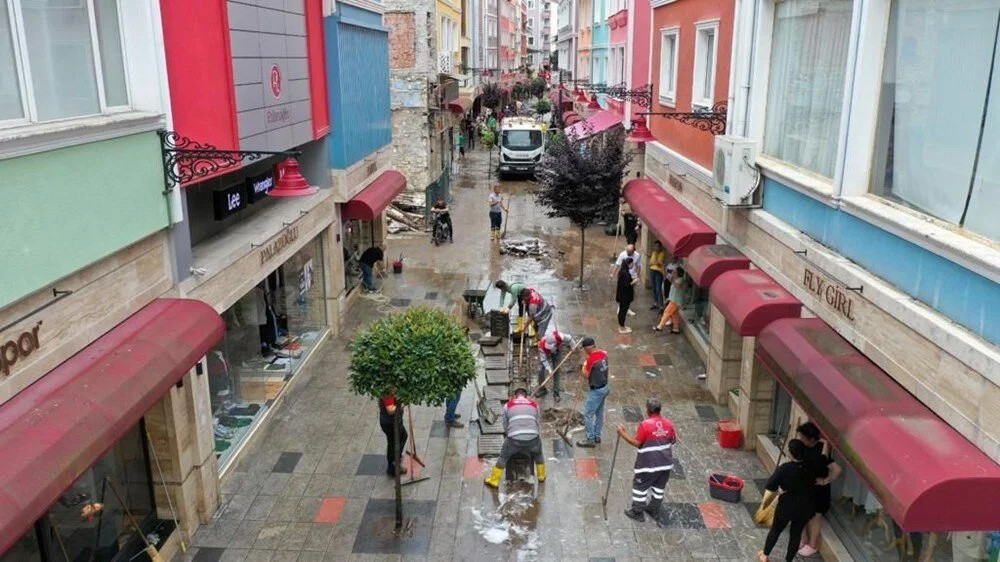 Karadeniz'i yine sel vurdu: Kayıp bir kişi aranıyor!