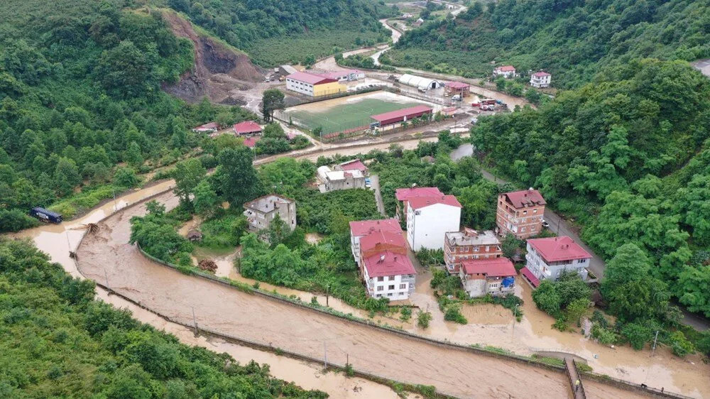 Karadeniz'i yine sel vurdu: Kayıp bir kişi aranıyor!