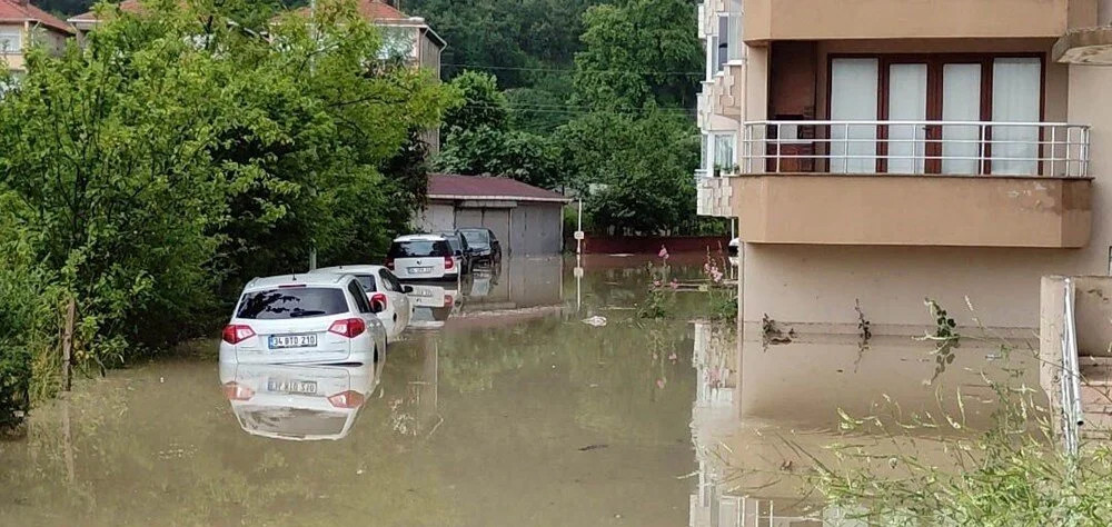 Karadeniz'i yine sel vurdu: Kayıp bir kişi aranıyor!