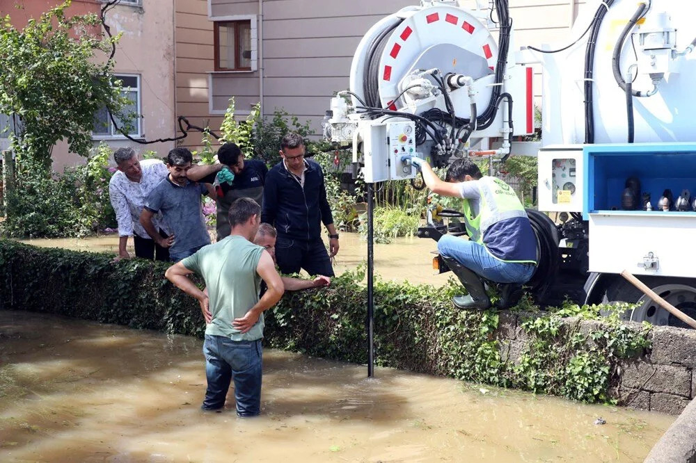 Karadeniz'i yine sel vurdu: Kayıp bir kişi aranıyor!