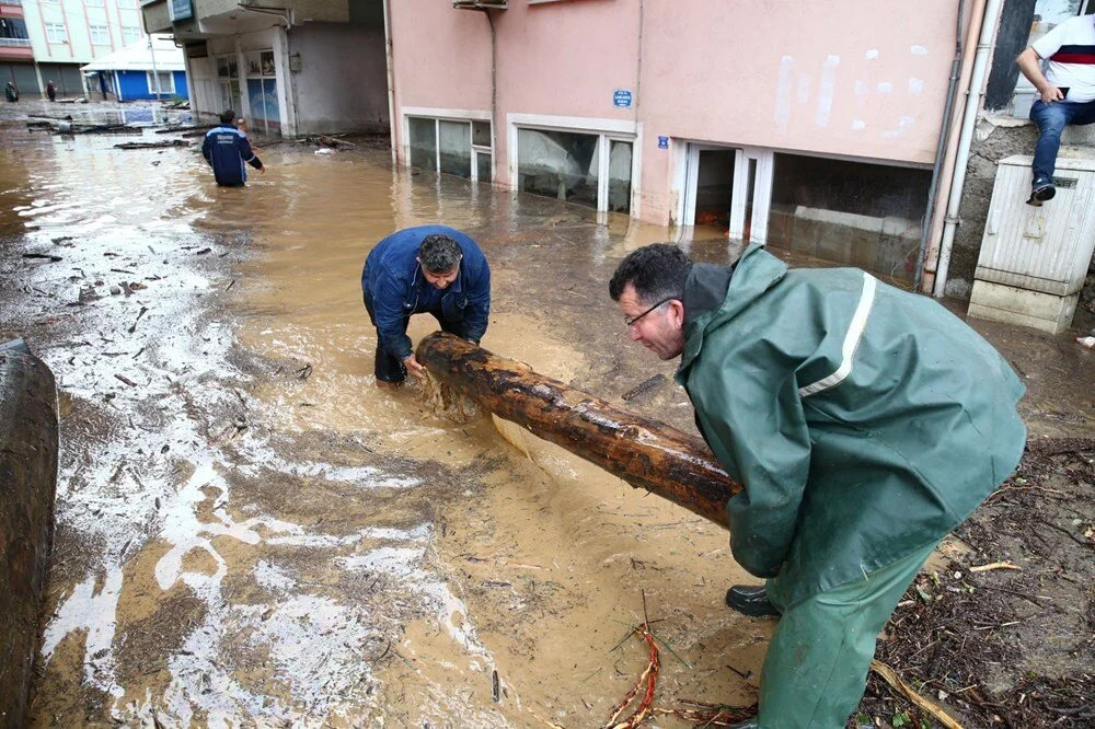 Karadeniz'i yine sel vurdu: Kayıp bir kişi aranıyor!