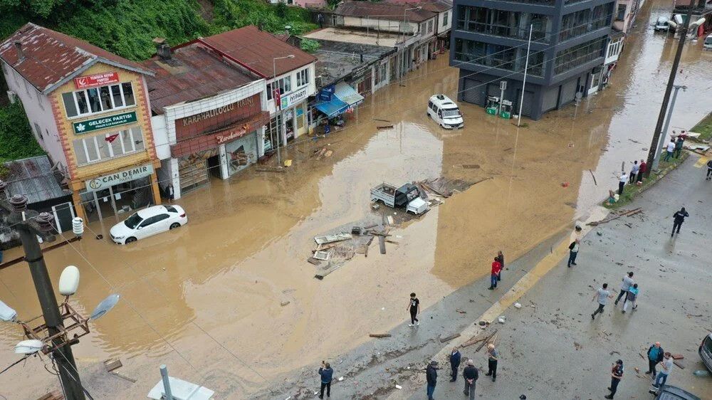 Karadeniz'i yine sel vurdu: Kayıp bir kişi aranıyor!