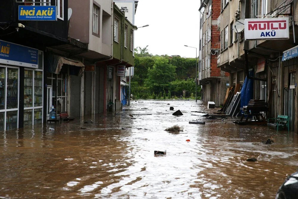 Karadeniz'i yine sel vurdu: Kayıp bir kişi aranıyor!