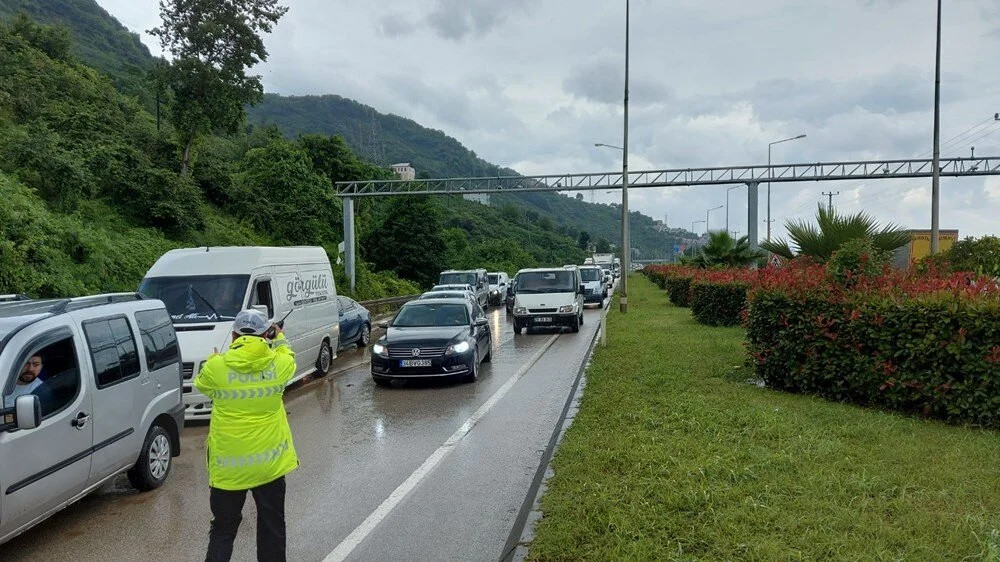 Karadeniz'i yine sel vurdu: Kayıp bir kişi aranıyor!