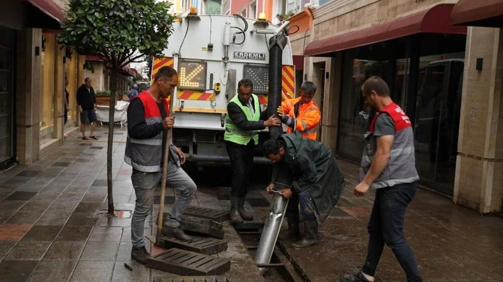 Karadeniz'i yine sel vurdu: Kayıp bir kişi aranıyor!