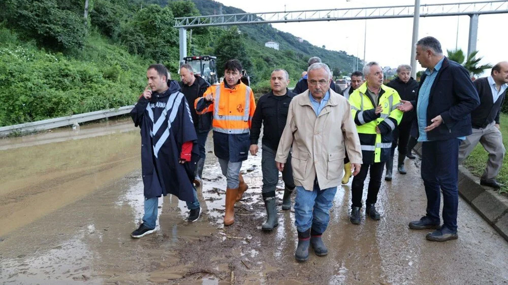 Karadeniz'i yine sel vurdu: Kayıp bir kişi aranıyor!