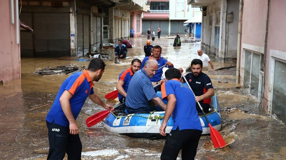 Karadeniz'i yine sel vurdu: Kayıp bir kişi aranıyor!