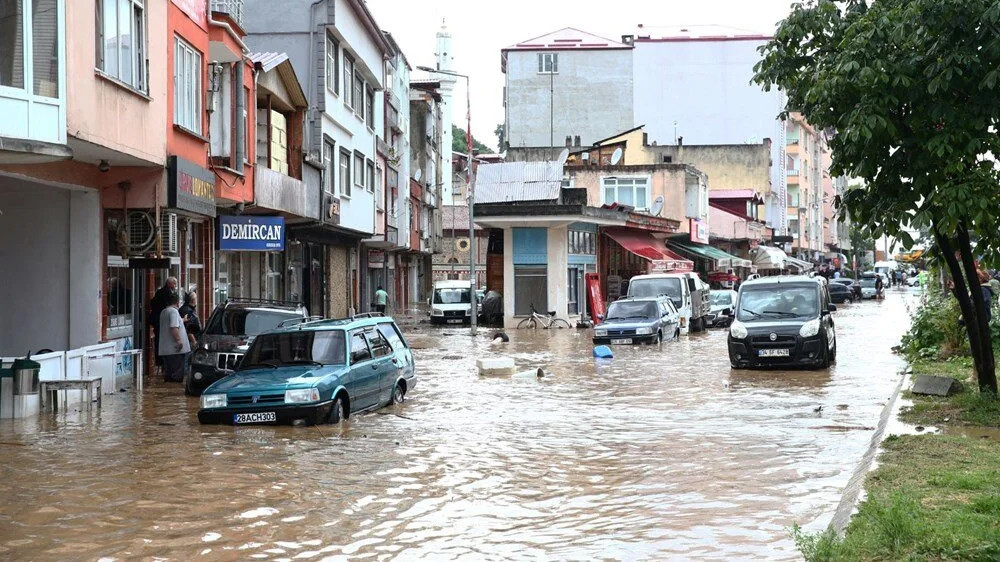 Karadeniz'i yine sel vurdu: Kayıp bir kişi aranıyor!