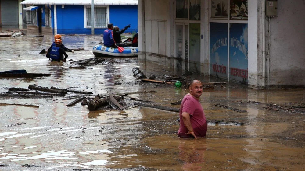 Karadeniz'i yine sel vurdu: Kayıp bir kişi aranıyor!