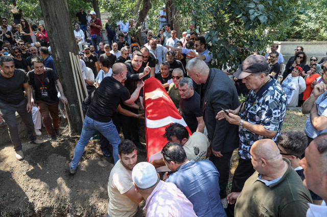 Özkan Uğur AKM'deki törenin ardından son yolculuğuna uğurlandı