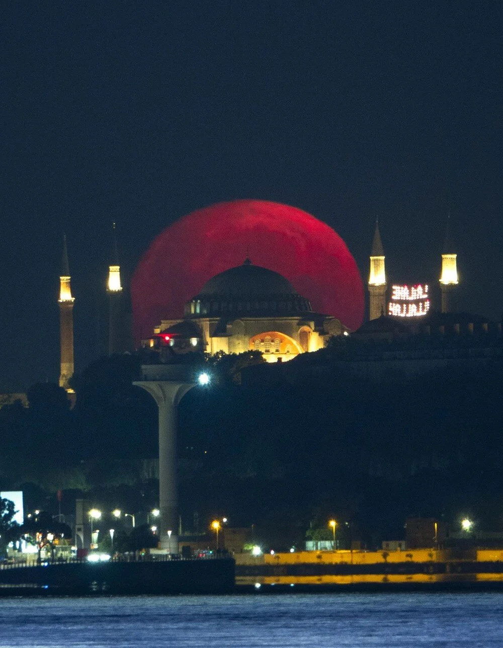 İstanbul'dan eşsiz dolunay görüntüleri