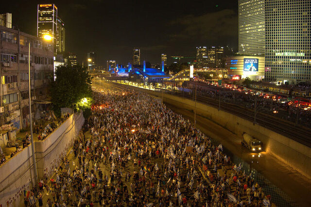 İsrail'de binlerce protestocu yine sokaklarda!