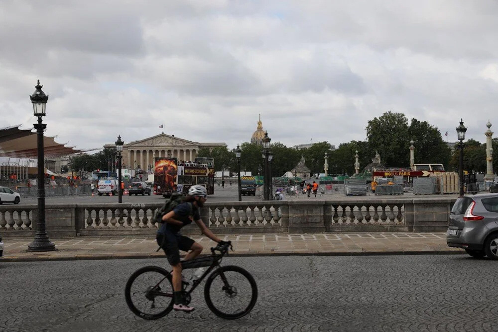 Paris'in en işlek caddesi: Turist yerine demir bariyer!