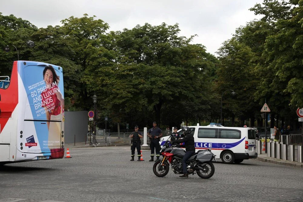 Paris'in en işlek caddesi: Turist yerine demir bariyer!