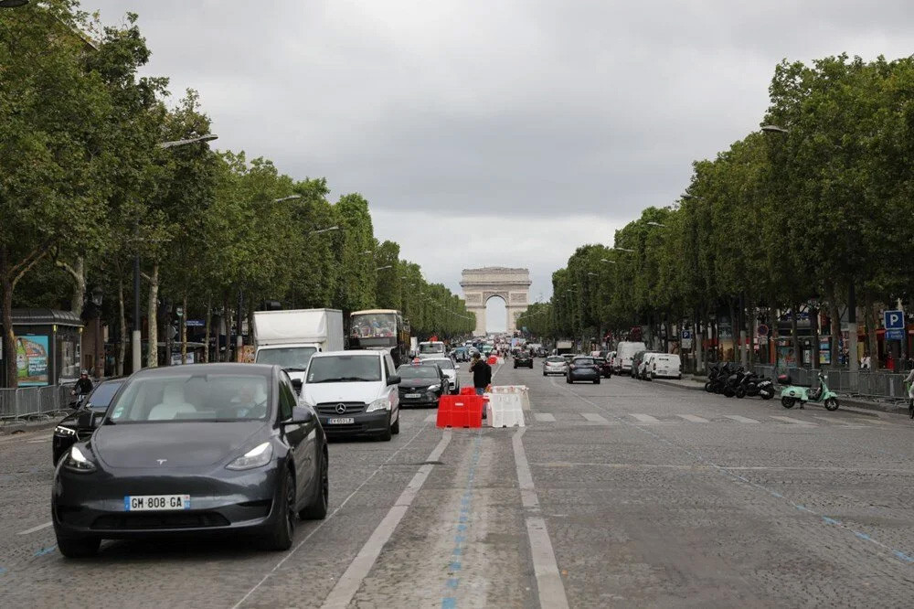 Paris'in en işlek caddesi: Turist yerine demir bariyer!